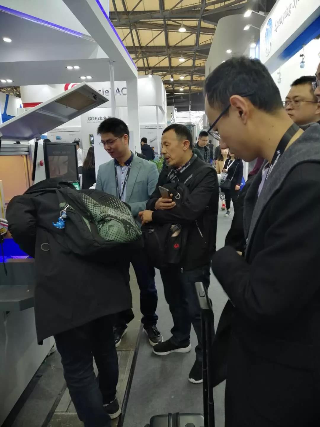 松尔德科技温控激光锡焊燃爆上海慕尼黑光博会场馆 松尔德科技温控激光锡焊燃爆上海慕尼黑光博会场馆